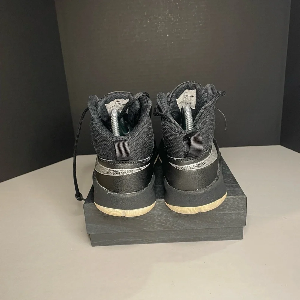Nike Team Hustle D7 high tops. Youth size 6. 747998-001 - Picture 6 of 6